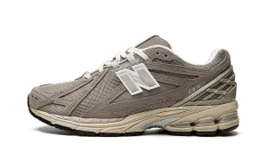 Smooth - finish work - out running shoes 1906R "Beige Cream"