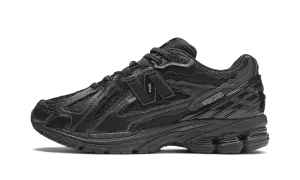 1906R "Protection Pack" innovative shoes moisture - wicking feature