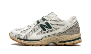 1906R "White Green Cream" running stride