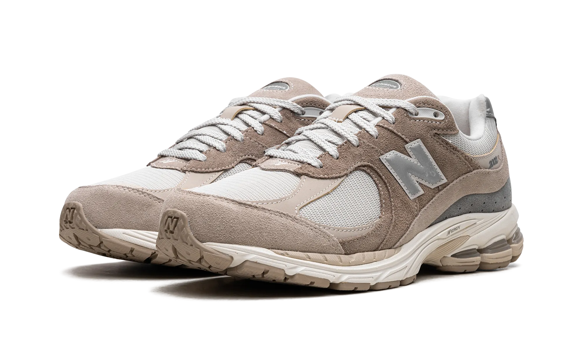 running on an outdoor track shoes Stretchable Mesh 2002R "Driftwood"