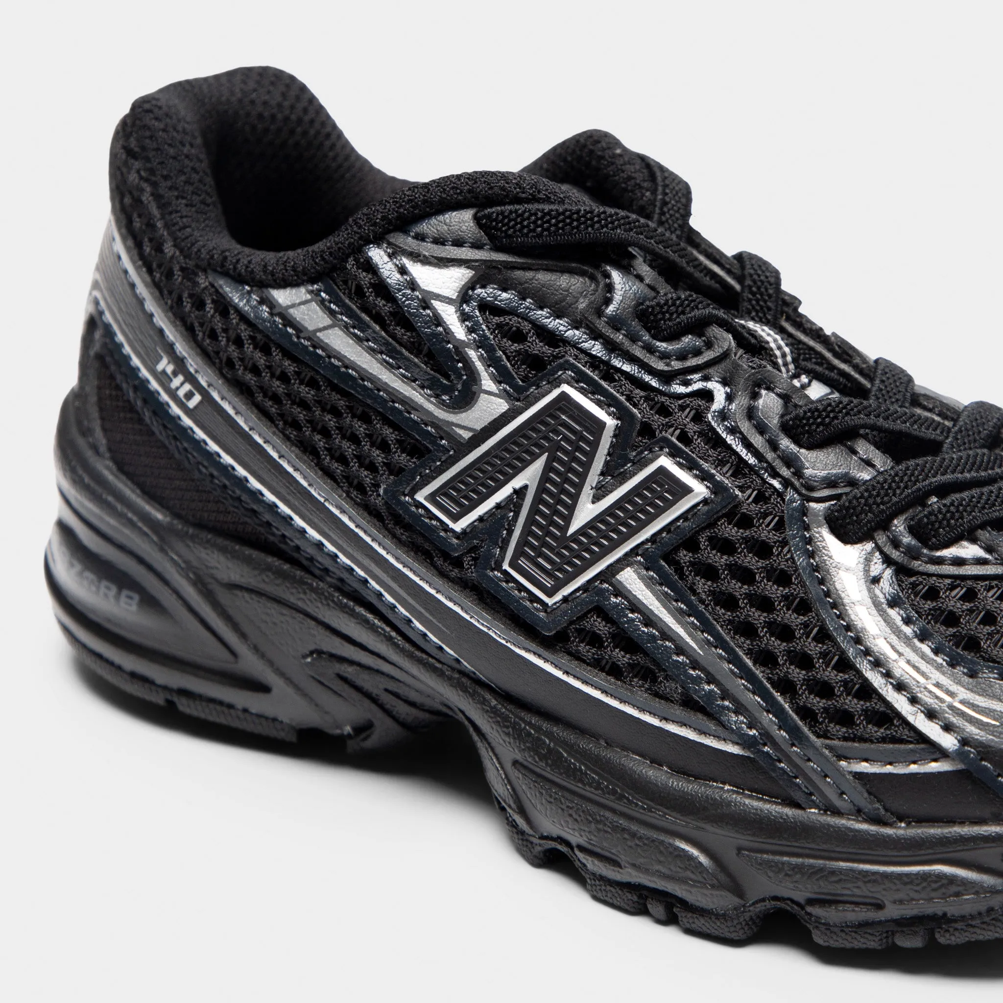 Club Hike New Balance Children's 740 Black / Silver Metallic