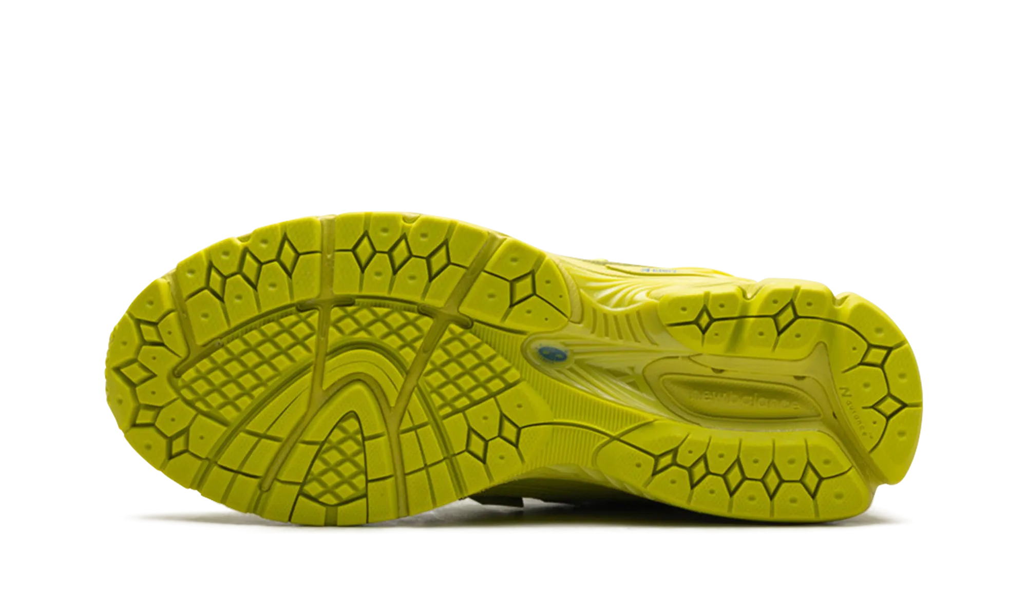 1906R "Polka Dot Pack Volt" running in a dune area shoes