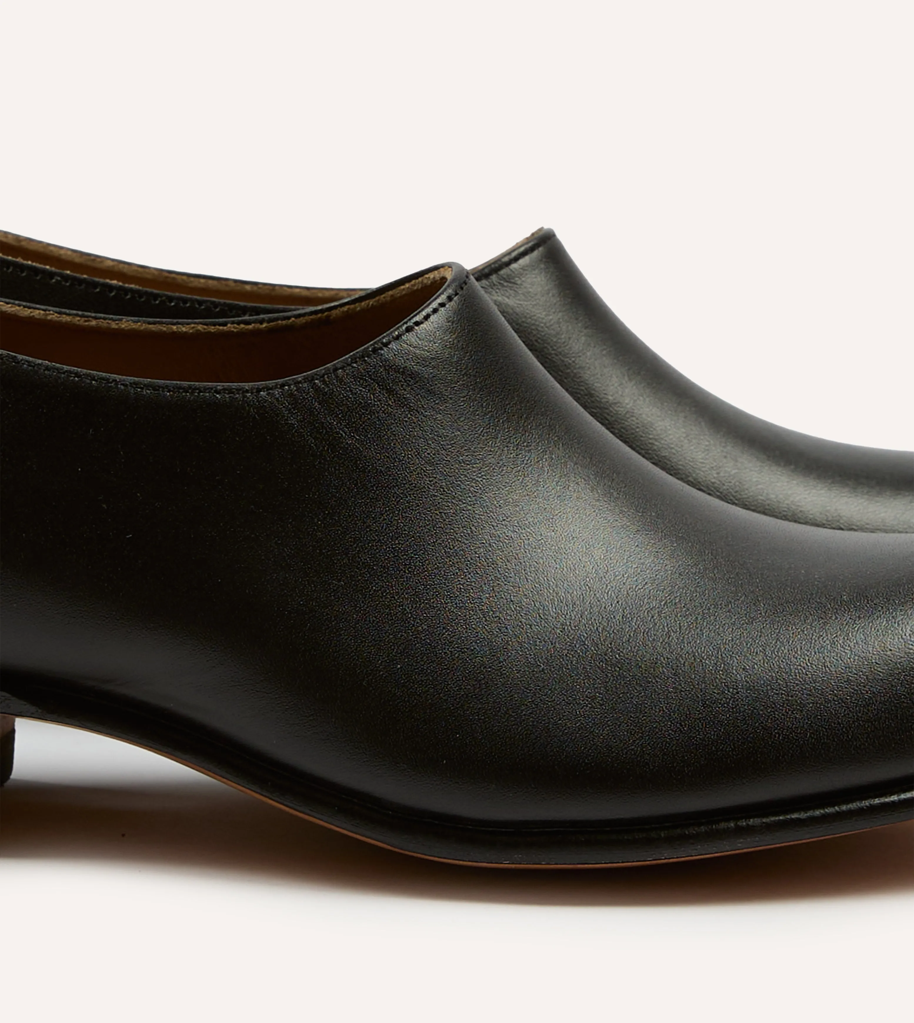 Suede Soft Chamula Black Leather Saarinen Shoe