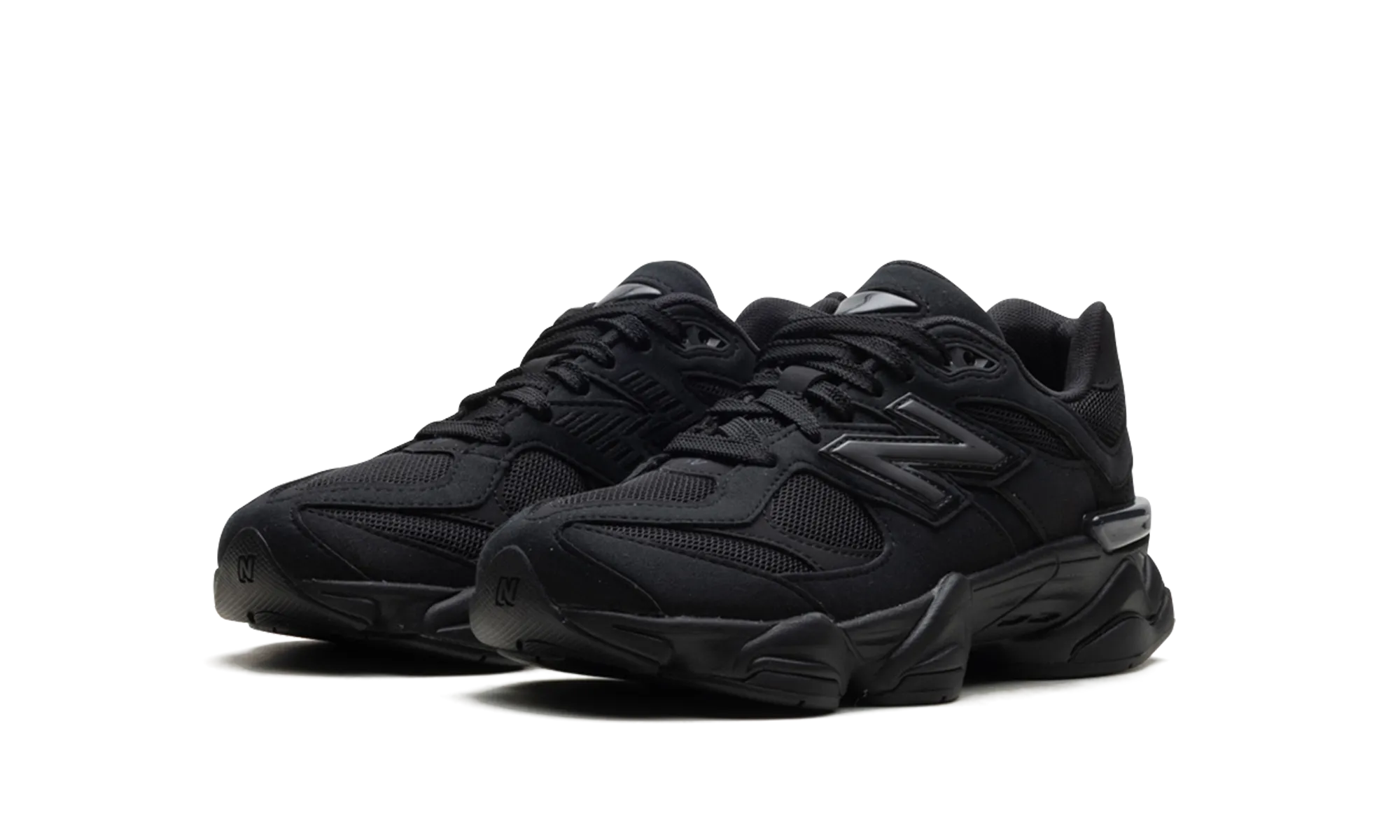 running in a trail race shoes 9060 GS "Triple Black"