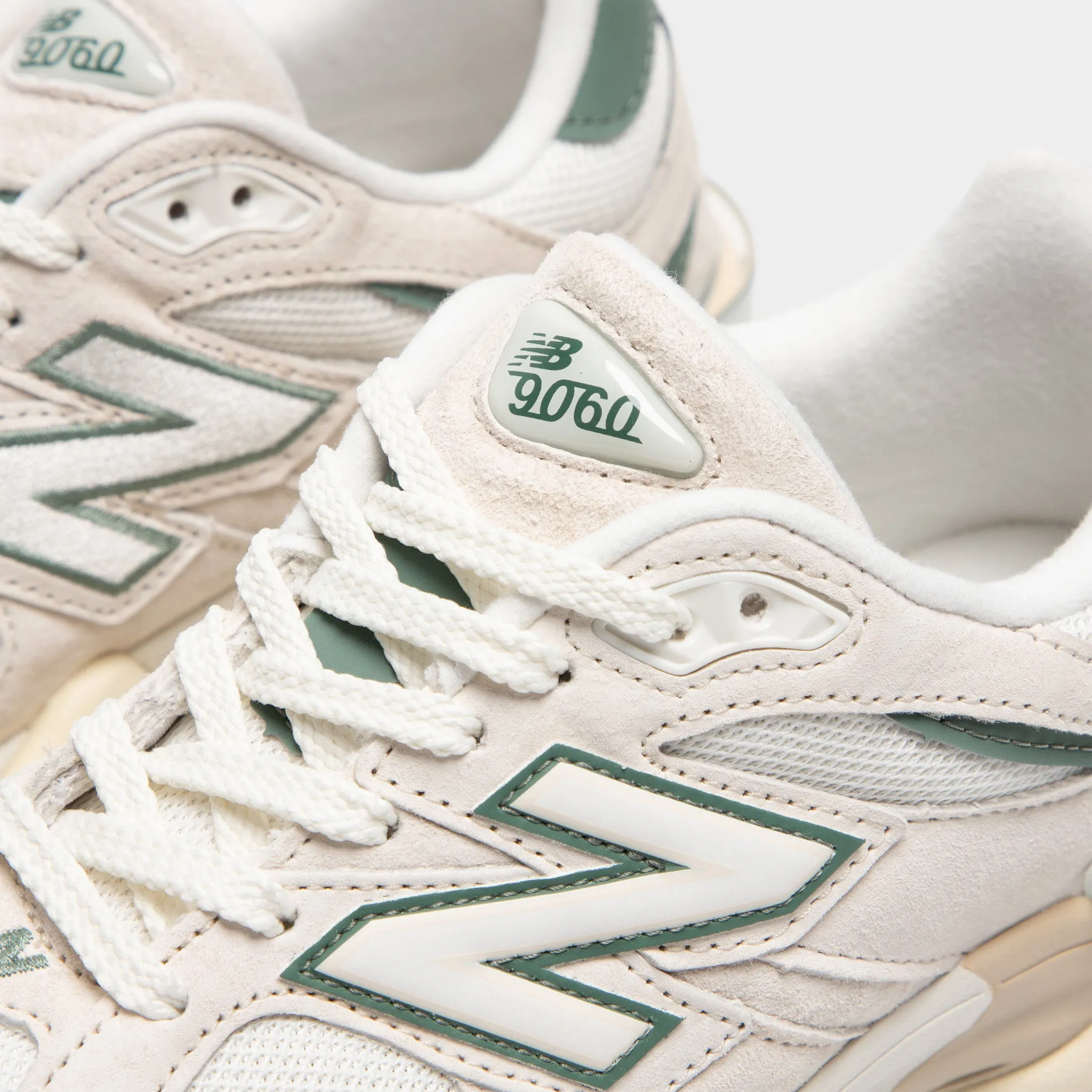 Toe Space Subtle Texture New Balance 9060 Linen / Dark Juniper