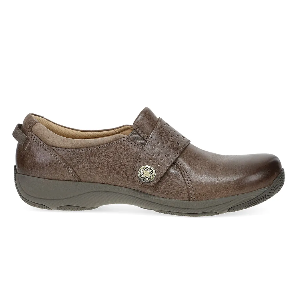 Urban Fashion Womens Dansko Sallie in Stone