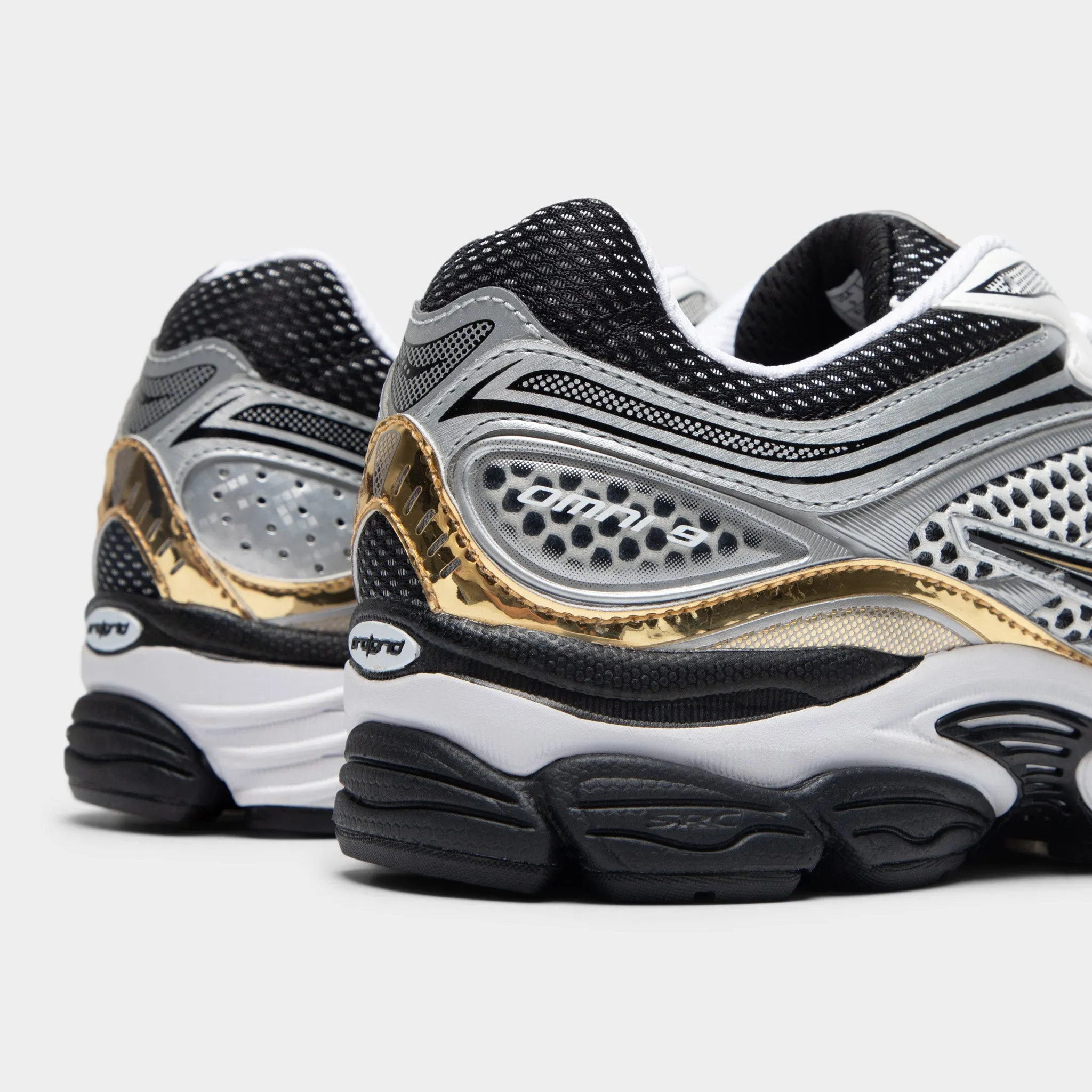 Dive Gear Zen Step Saucony ProGrid Omni 9 Silver / Black - Gold