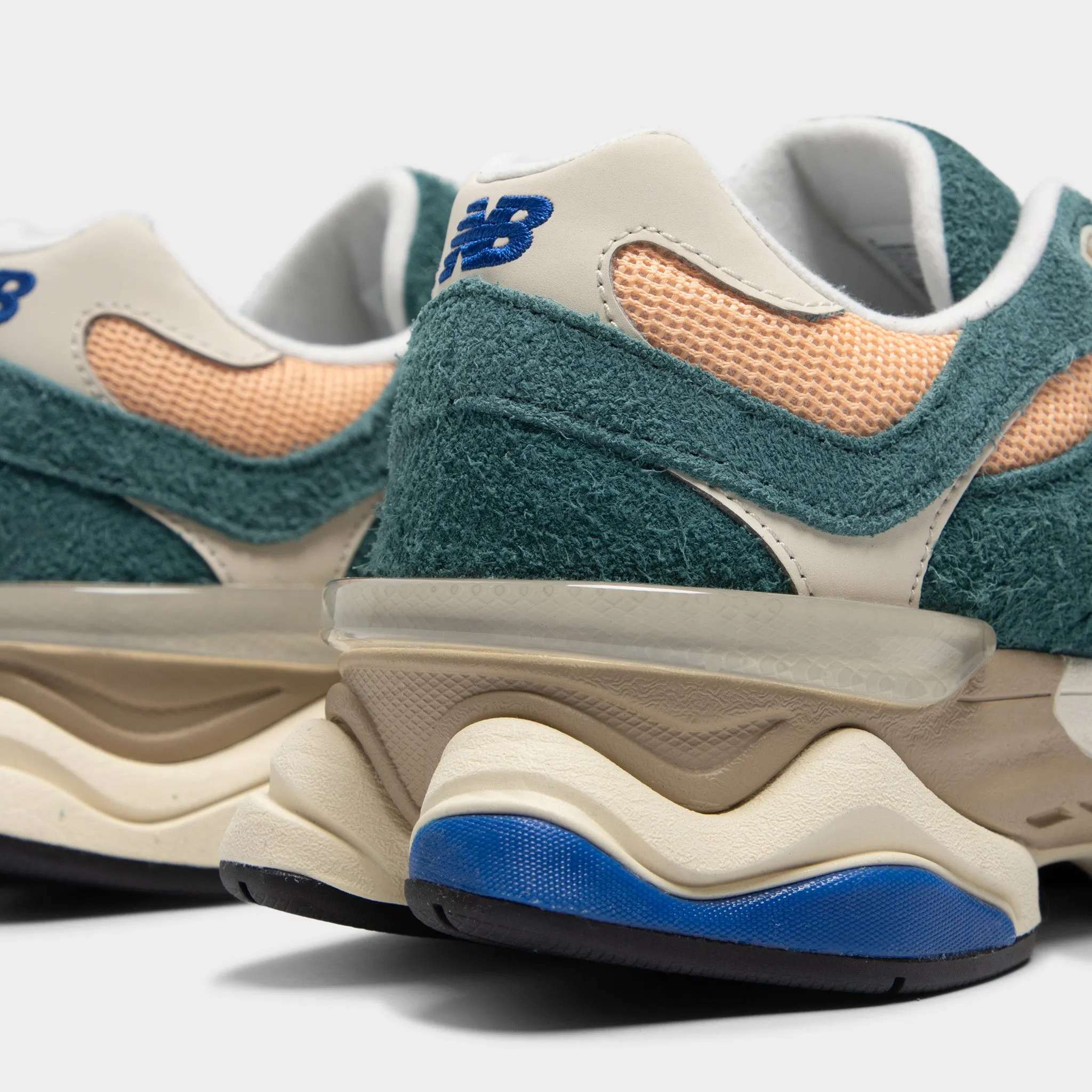 Short Distance CanvasMaterial New Balance 9060 New Spruce / Peach Blossom