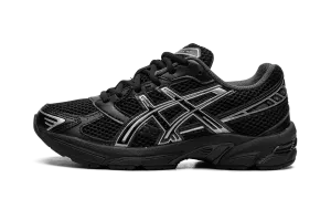 Gel 1130 "Black / Pure Silver" mountain gear running in cities