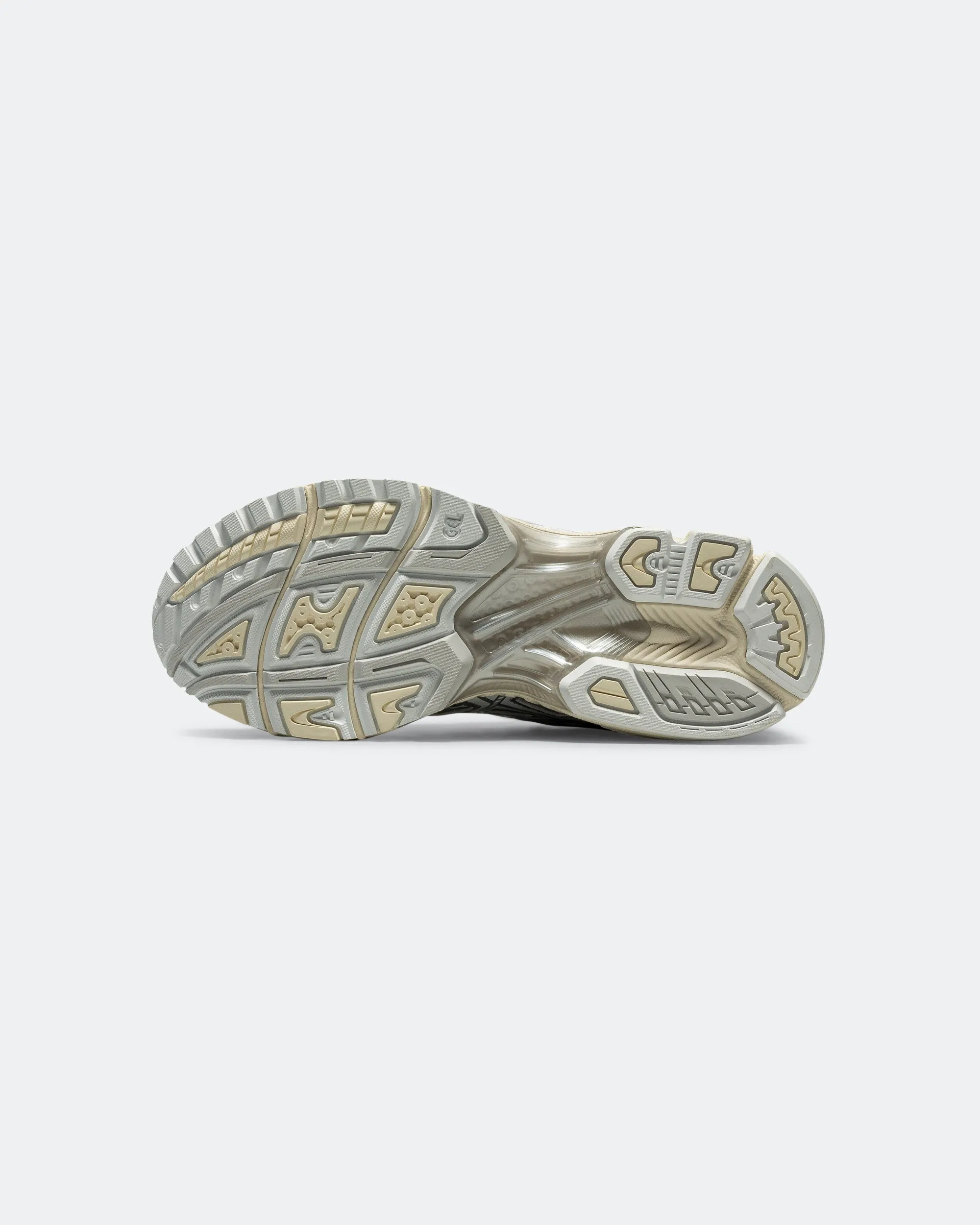 GEL-Nimbus 10.1 - White/Pure Silver Reinforced Arch Bridge Classy flair