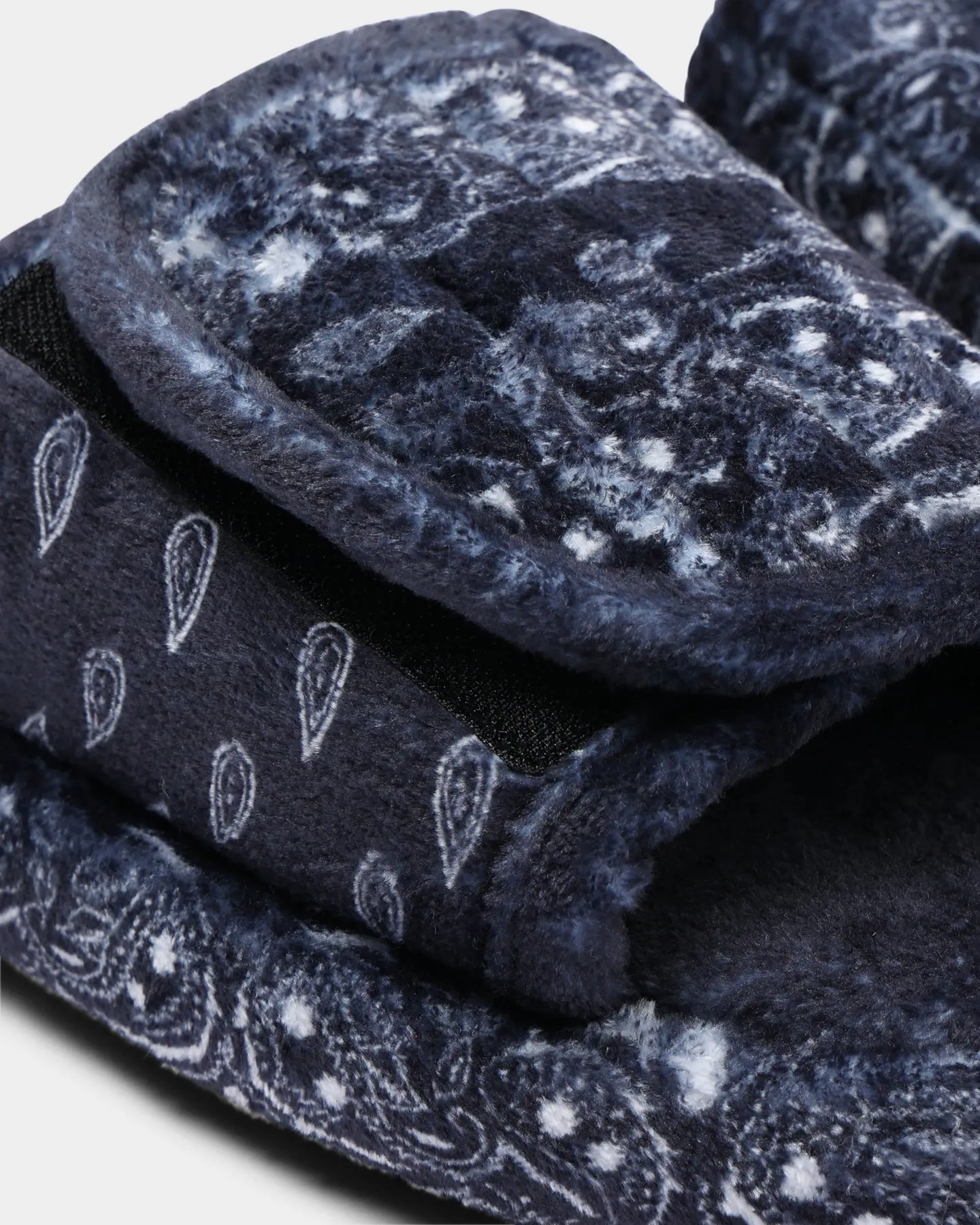 Goat Crew Velcro Paisley Bandana Slipper Navy/White construction