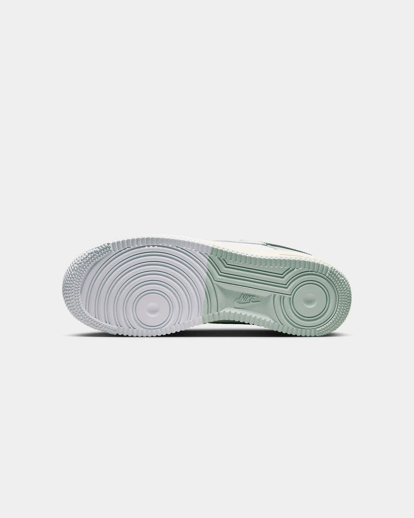 Good Traction Nike Air Force 1 '07 LV8 Light Silver/Black
