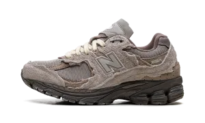 2002R "Protection Pack Brown" Active running in a gondola station area shoes