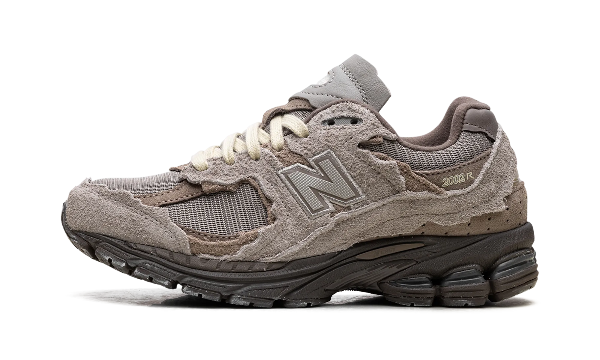 2002R "Protection Pack Brown" Active running in a gondola station area shoes
