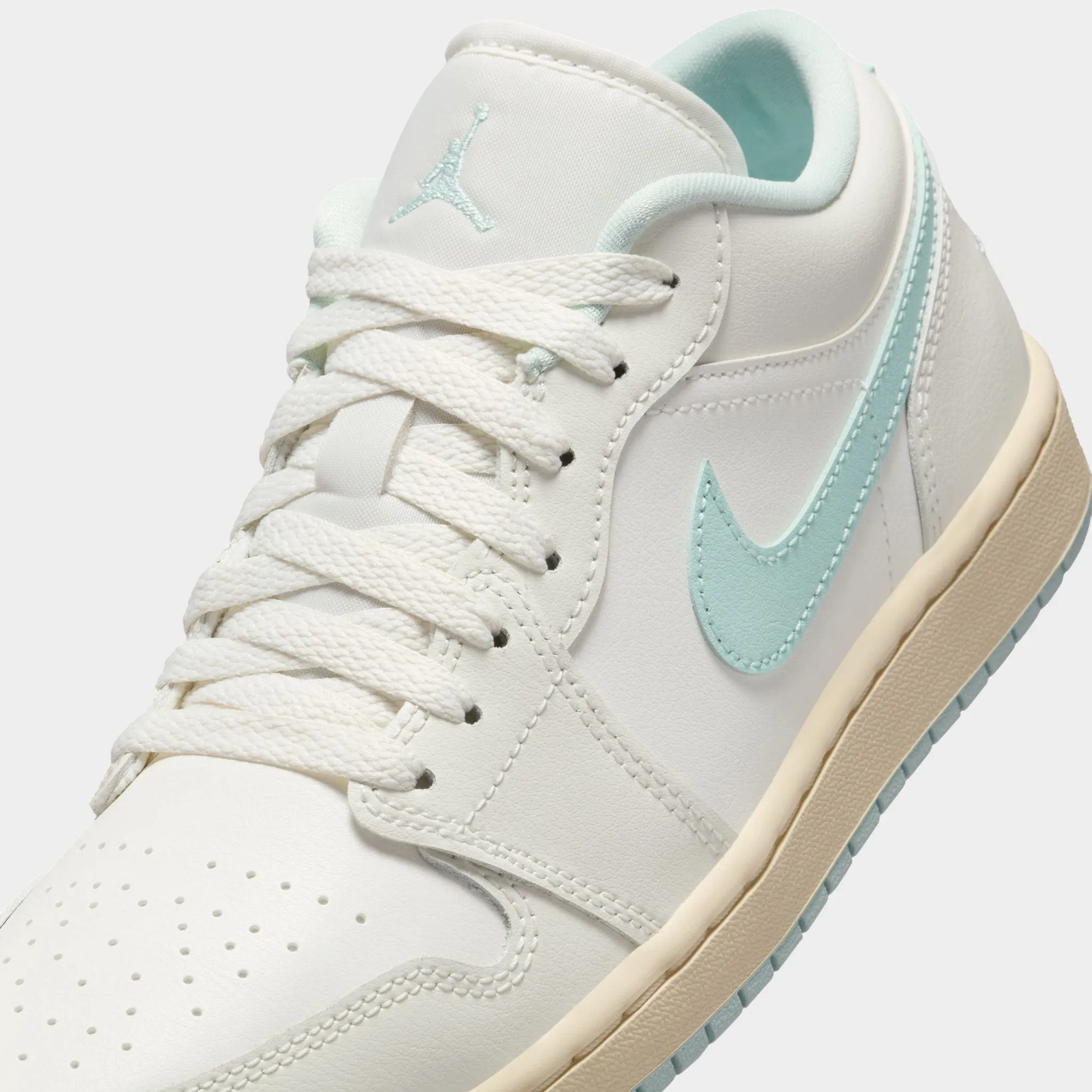 Jordan Women's 1 Low Sail / Igloo Travel Light