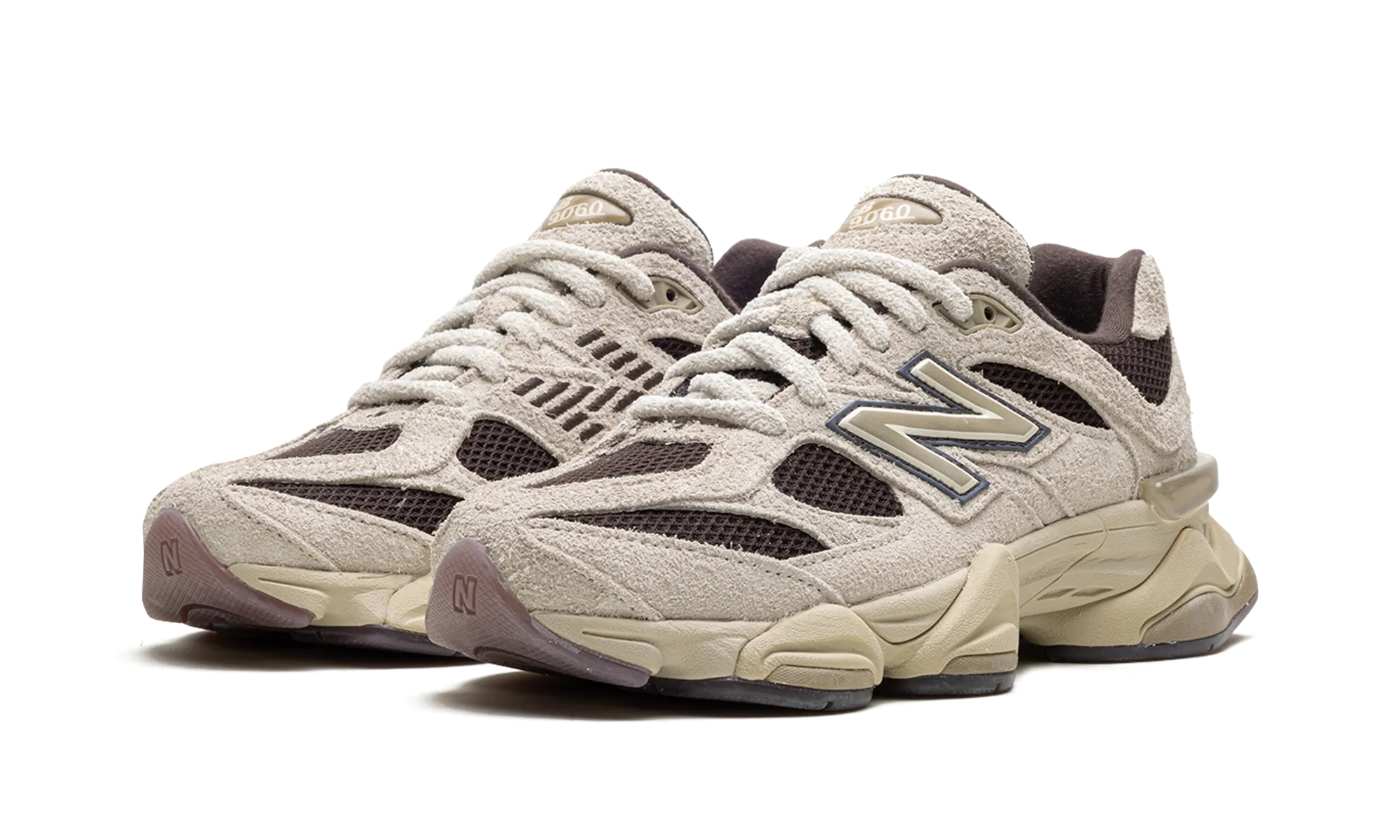 9060 "Sydney McLaughlin" running in a reservoir area shoes