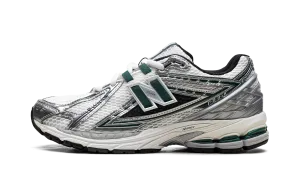 1906R "Silver Metallic Nightwatch Green" bold - patterns shoes flat - footed running shoes