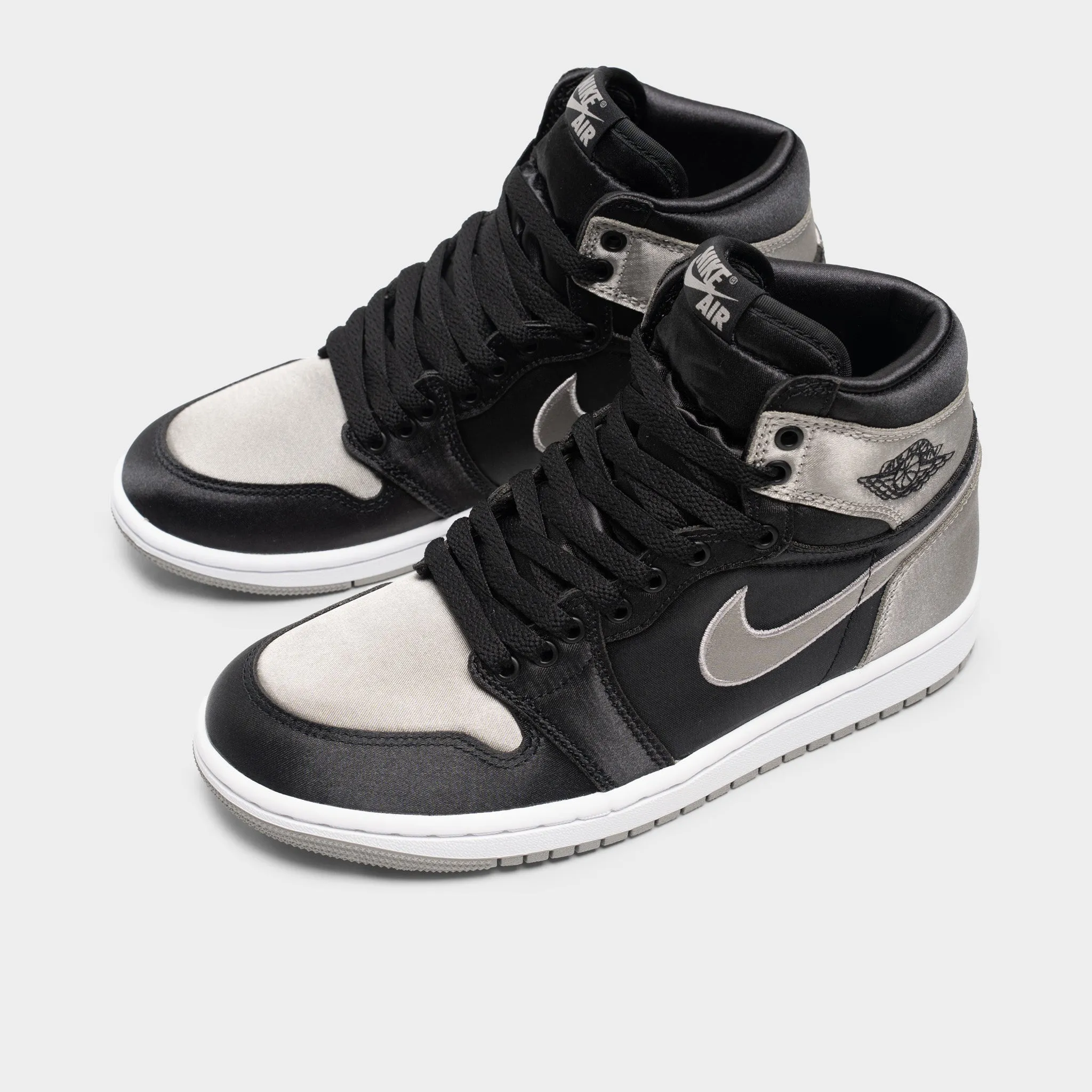 Foot alignment Jordan Women's 1 Retro High OG Black / Medium Grey - White