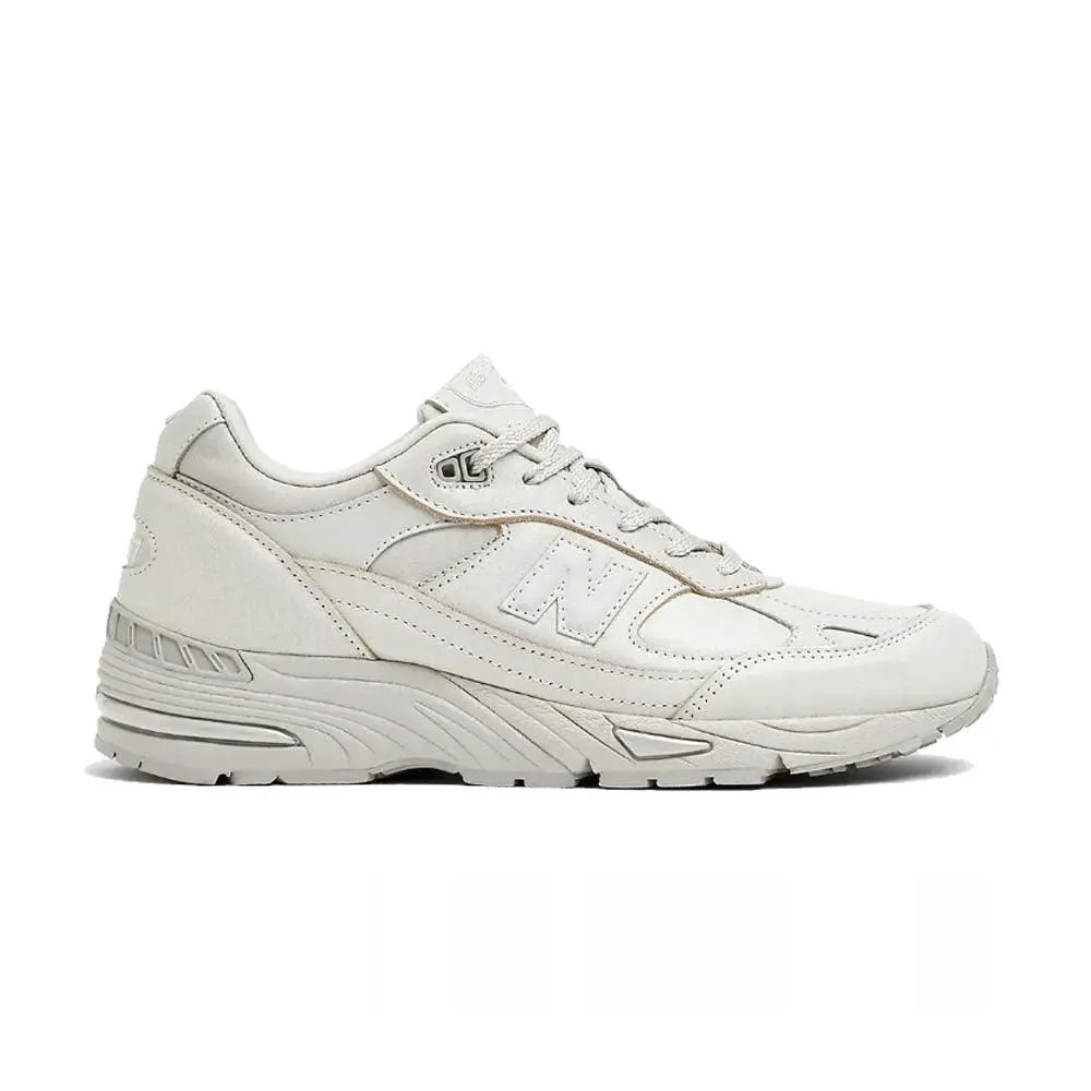 Casual flexibility in UK Wmns 991 'Off White'