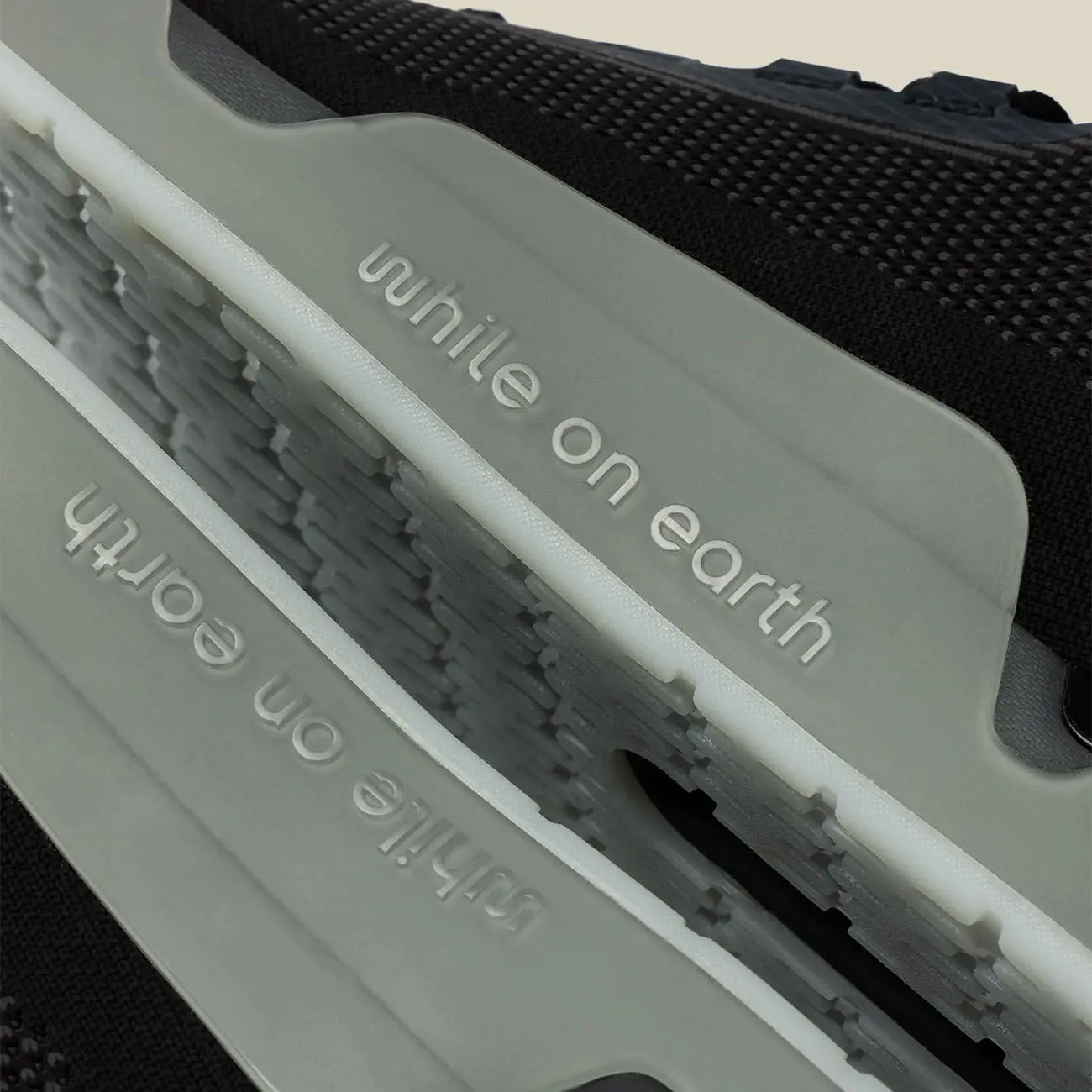 Crisp Look Ultra-soft cushioning Men's While On Earth Move Trainer