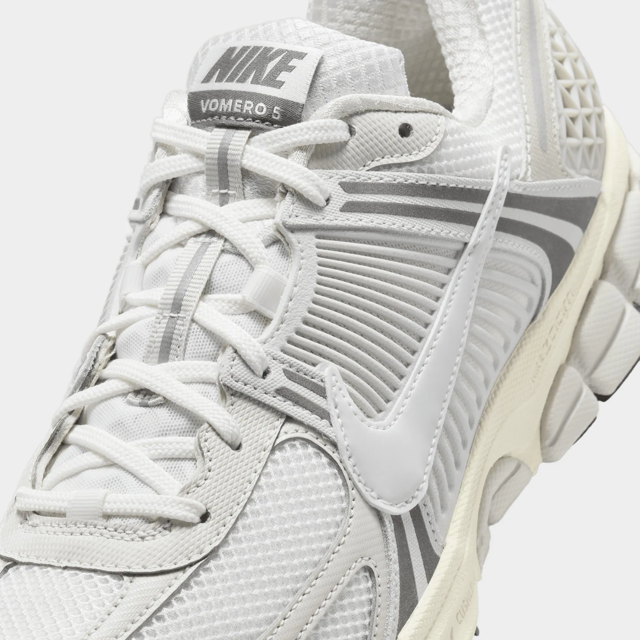 Look Ready group walk Nike Zoom Vomero 5 Platinum Tint / Photon Dust - Cashmere