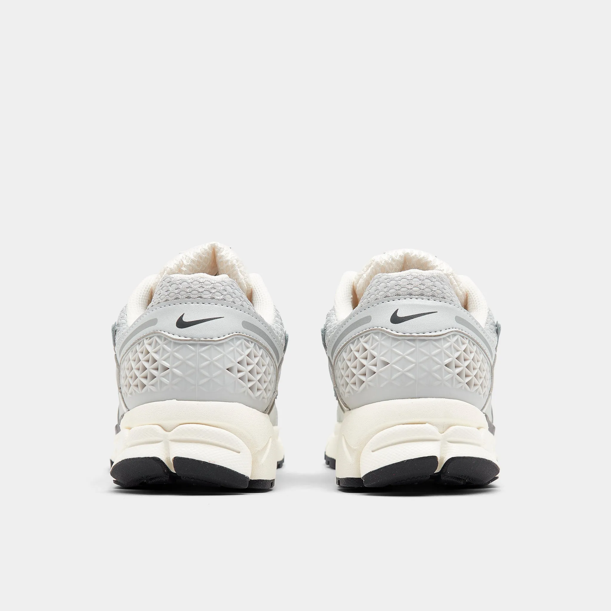 Nike Women's Zoom Vomero 5 Photon Dust / Chrome - Gridiron Minimal Texture Daily Outfit