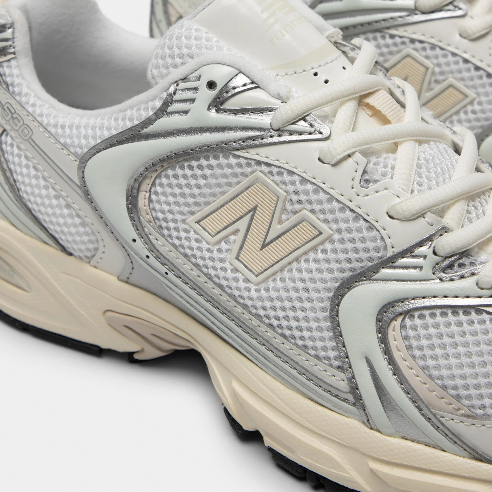 Trend Ready Leather Upper New Balance 530 Silver Metallic / Linen
