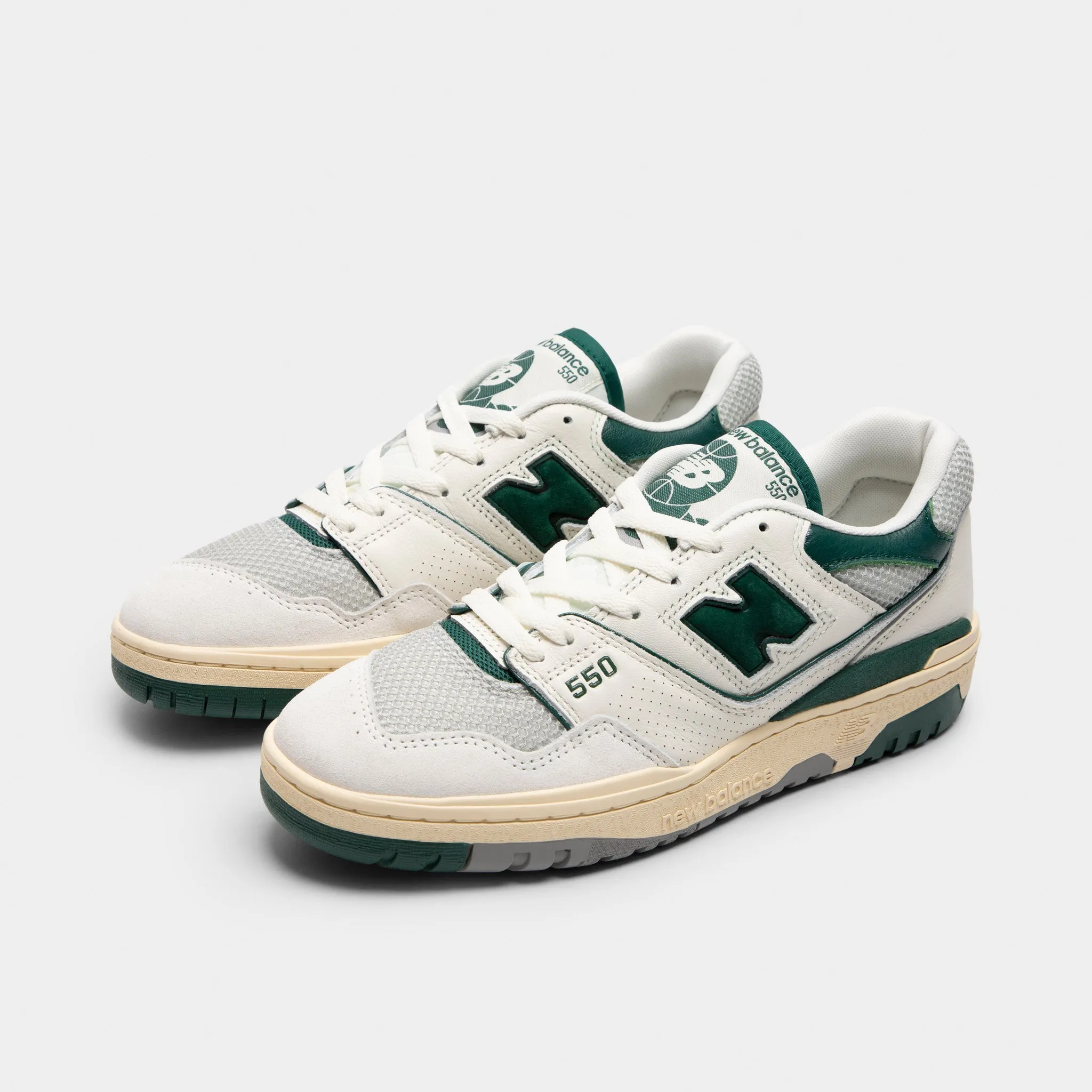 New Balance 550 Sea Salt / Marsh Green indoor mode