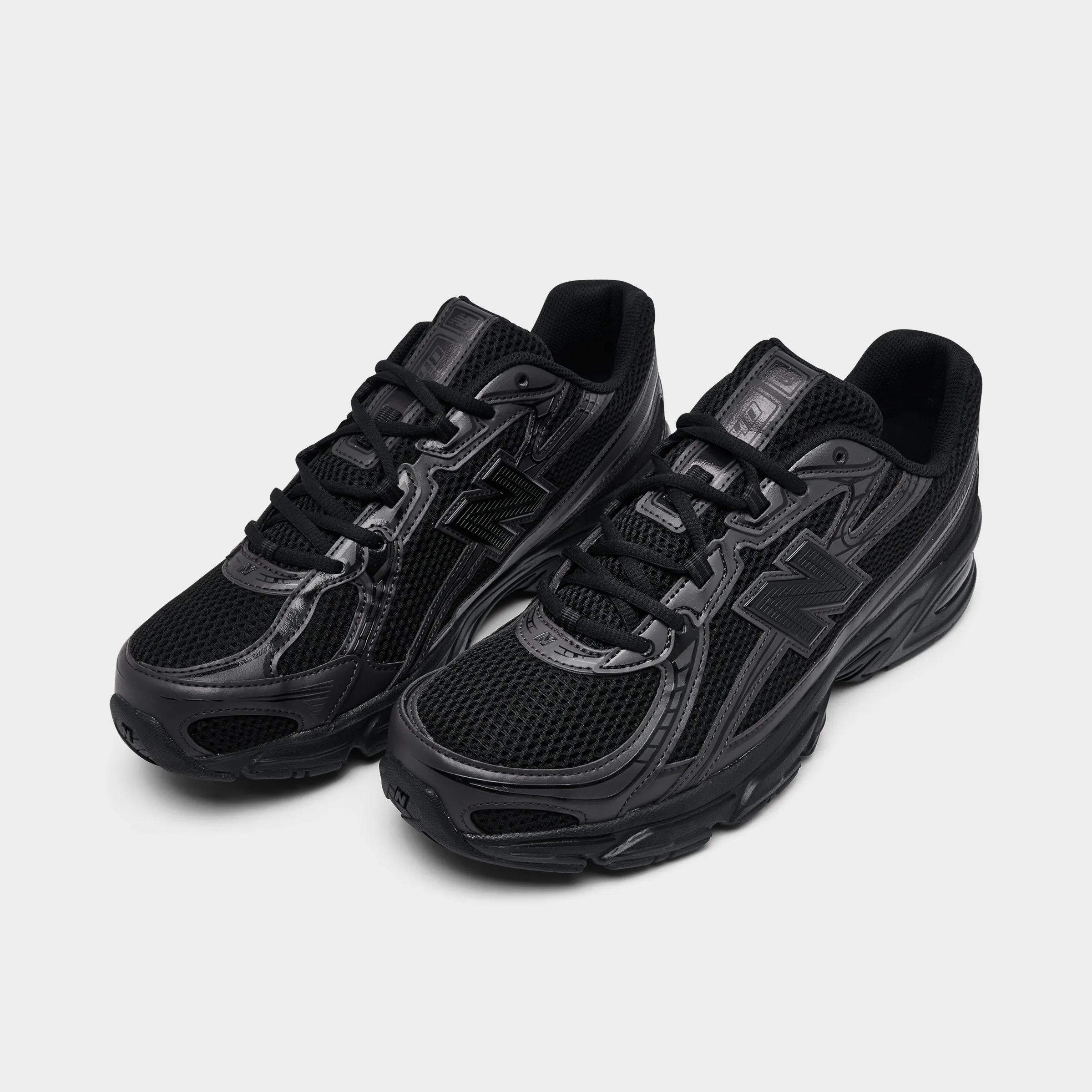 Short Step New Balance 740 Black / Black