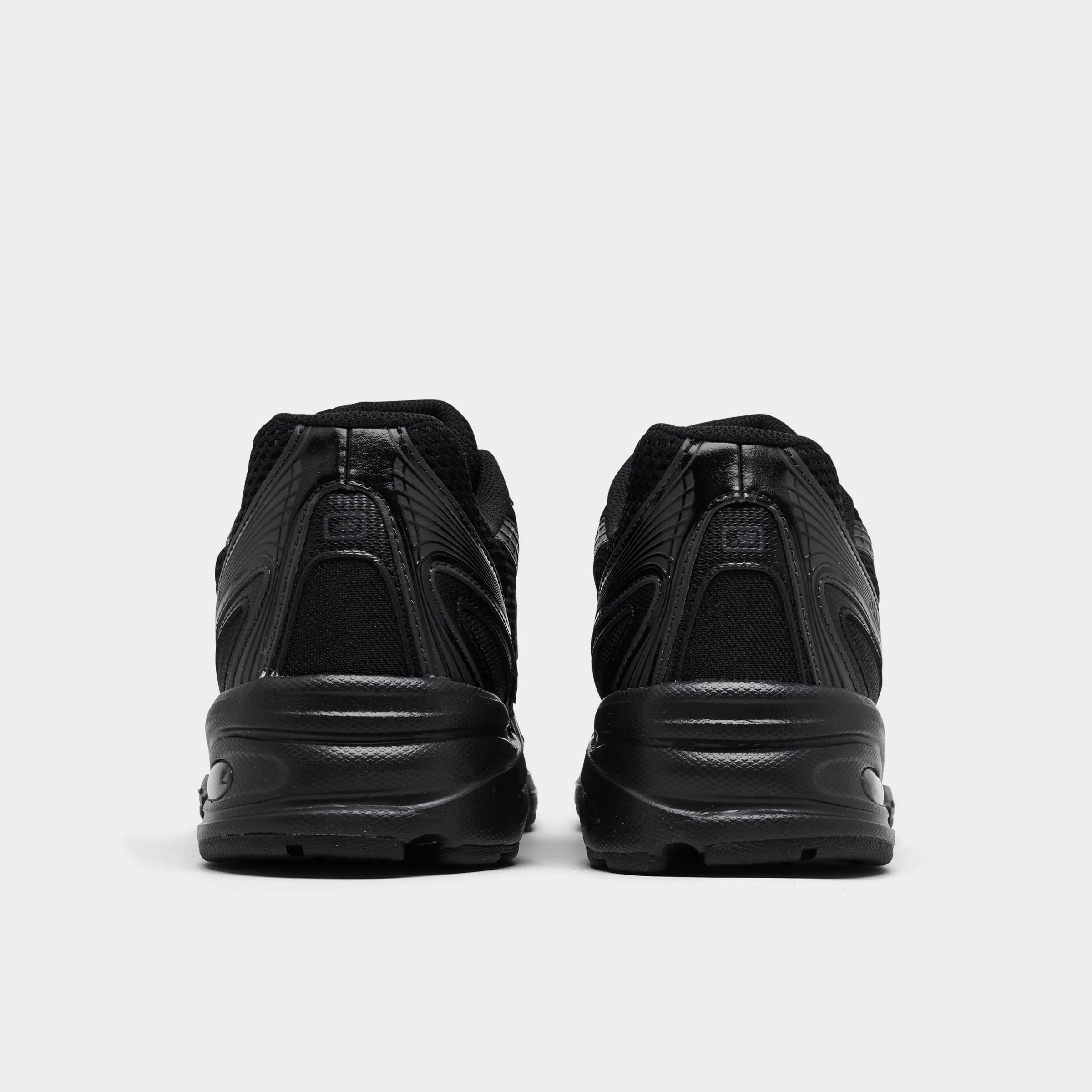 New Balance 740 Black / Black day trip