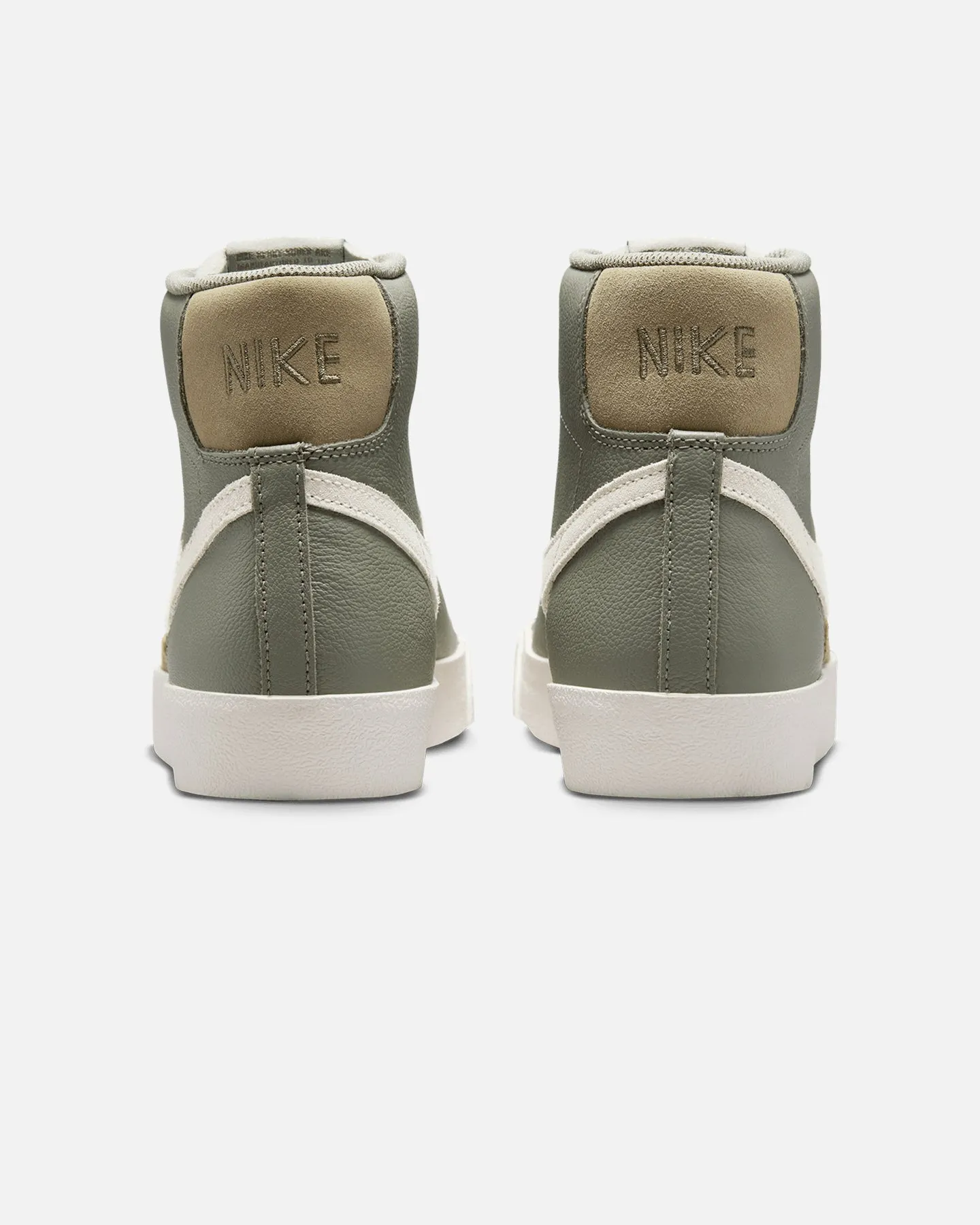 Running Photo Glam Nike Blazer Mid '77 Premium Essential  Dark Stucco/Phantom