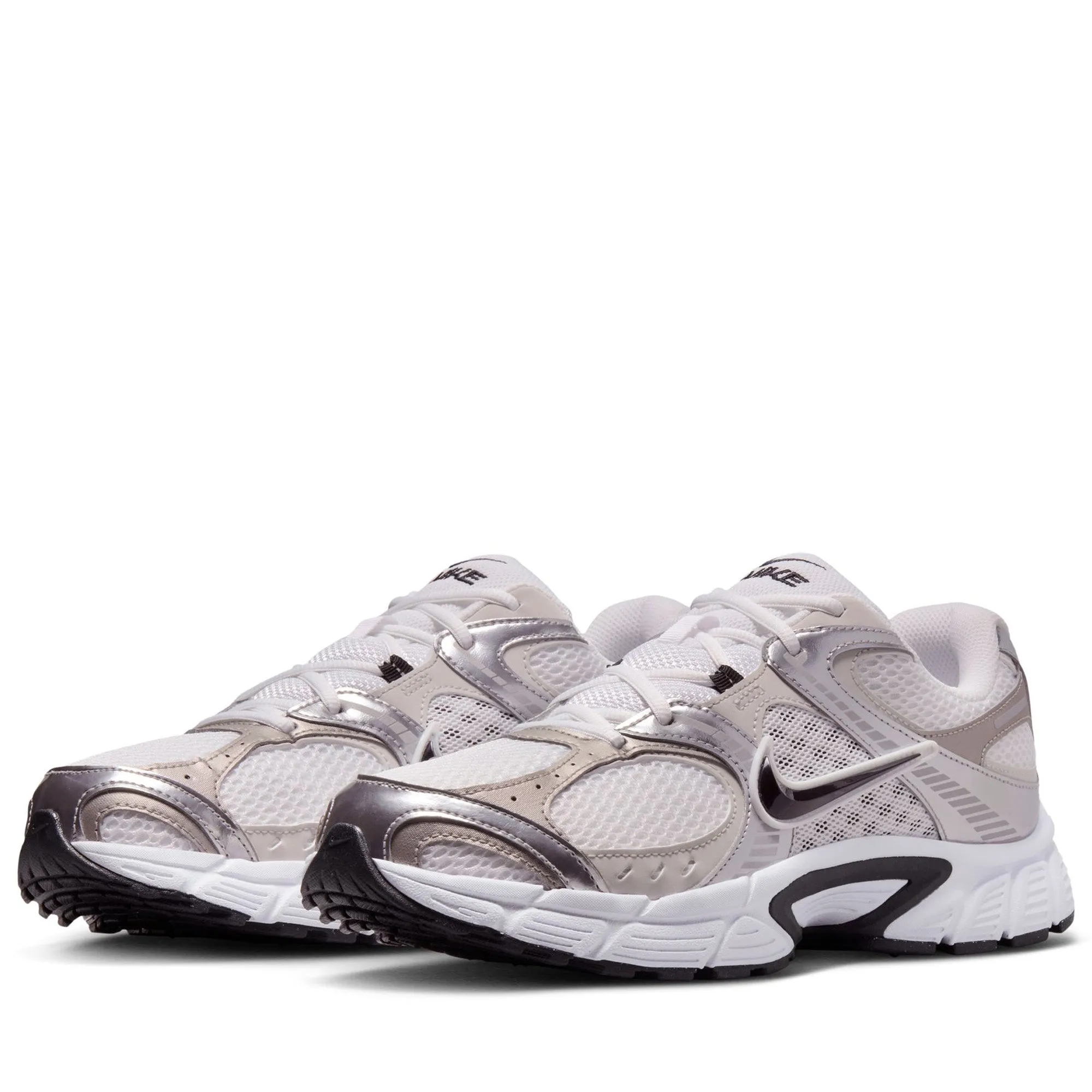 Microperforated Upper Hyperelastic Frame Nike V5 RNR - White/Black
