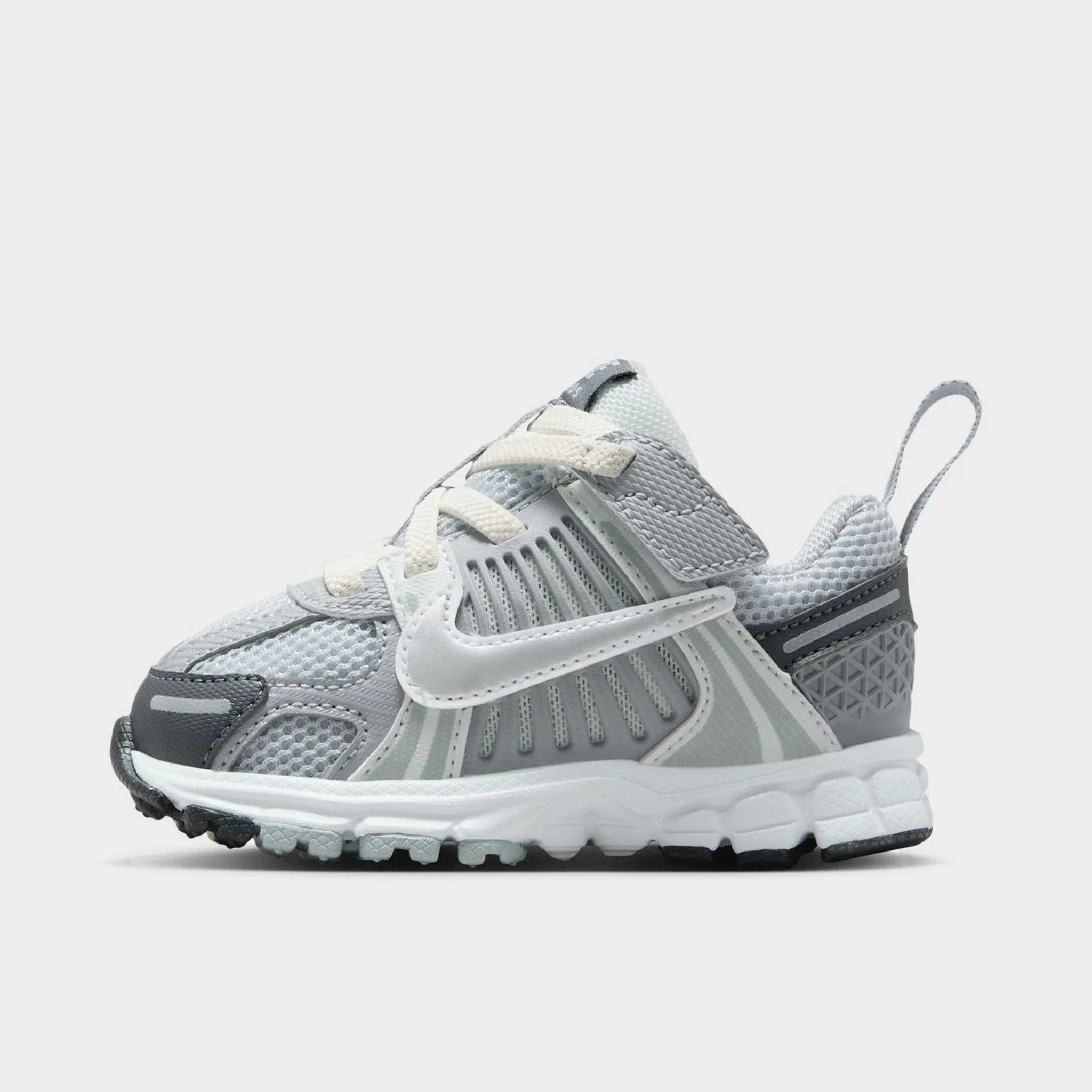 Sporty Look Nike Vomero 5 TD Pure Platinum / Metallic Silver