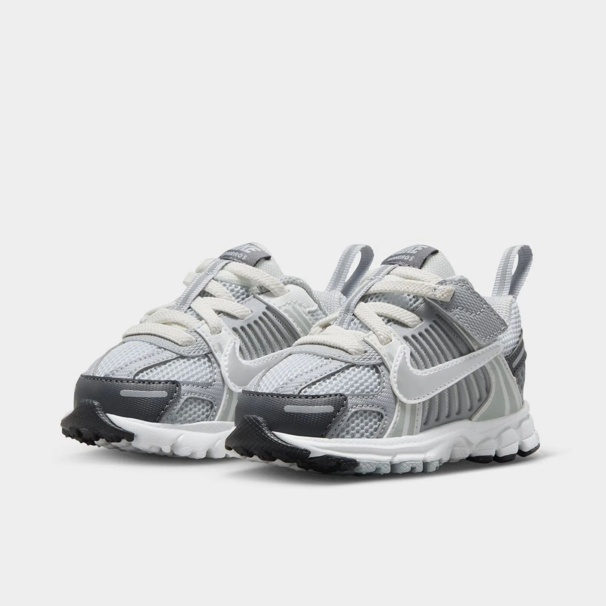 group walk Nike Vomero 5 TD Pure Platinum / Metallic Silver