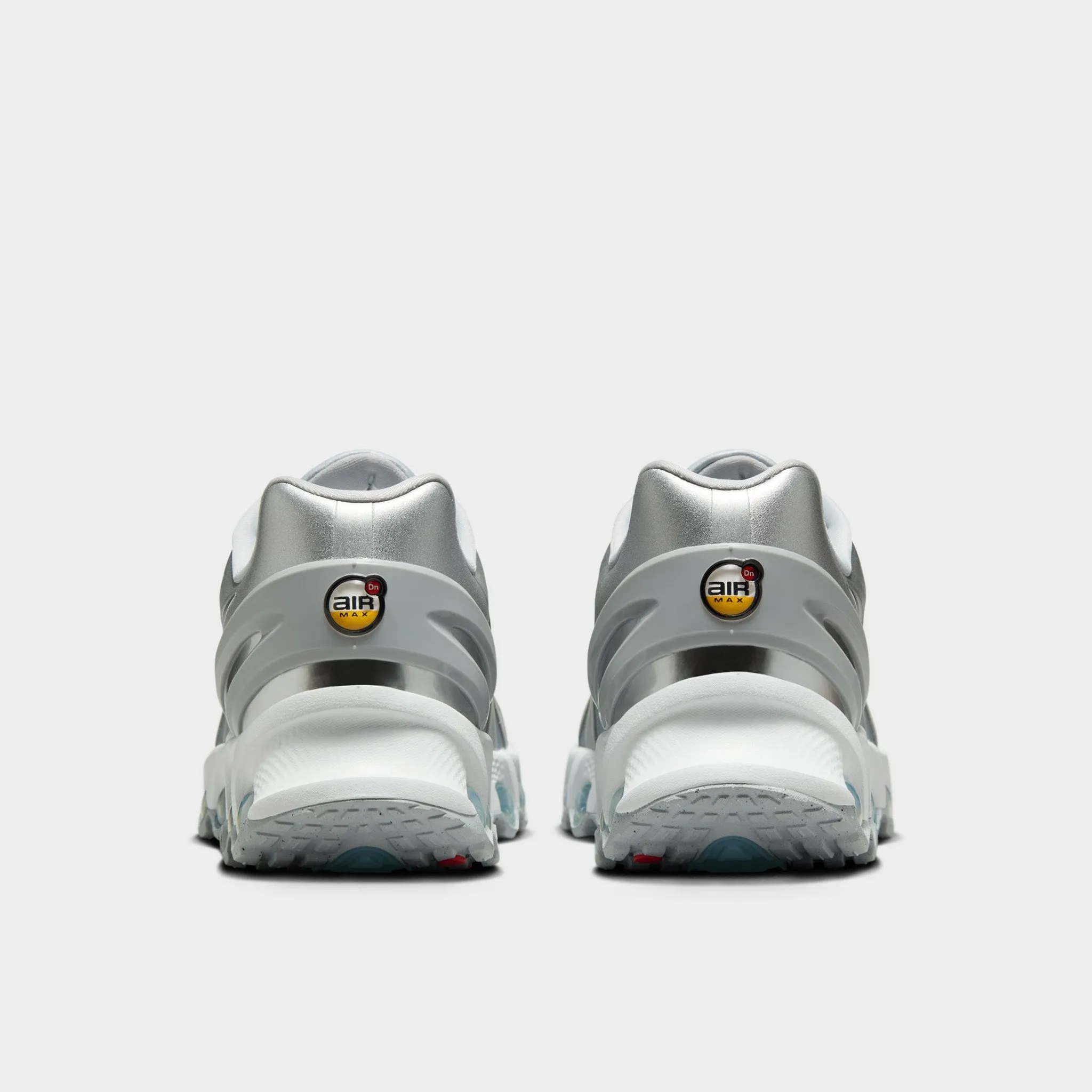 Early Jog Photo Glam Nike Women's Air Max DN8 Wolf Grey / Metallic Silver - Off White