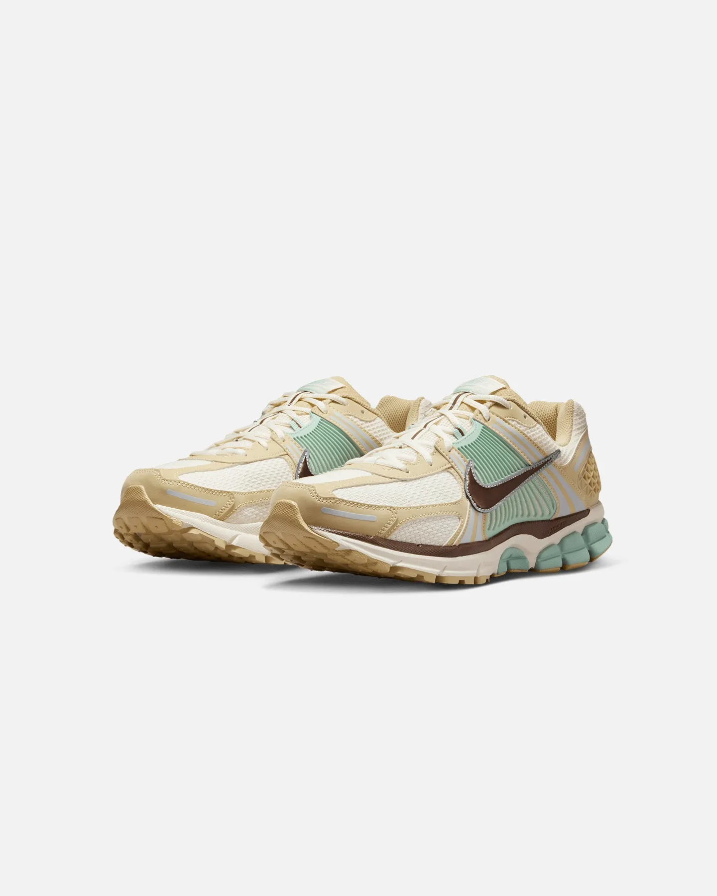 Strong Step Celebrity Vibe Nike Zoom Vomero 5 Team Gold/Fauna Brown/Pale Ivory