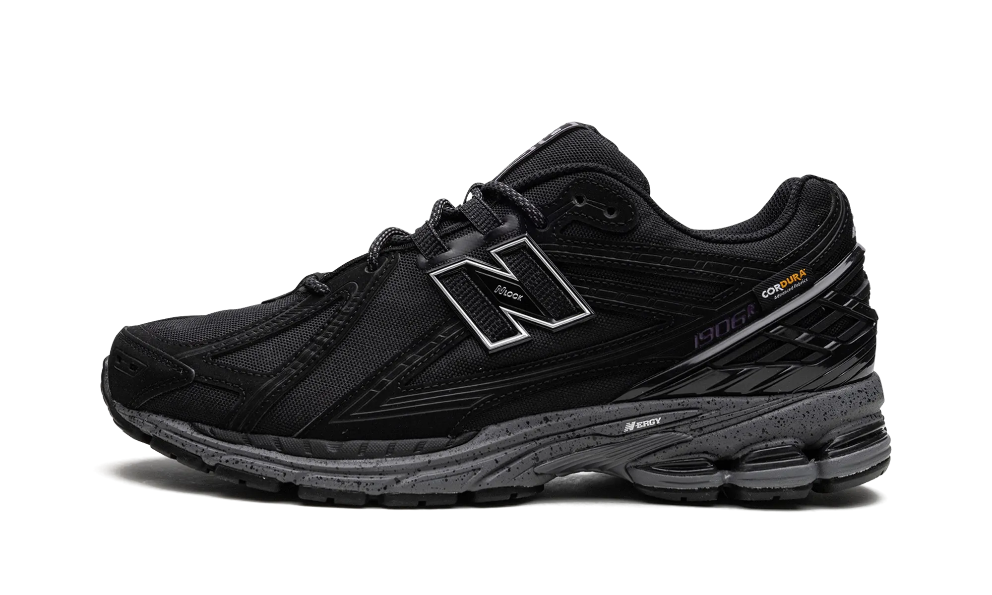 1906R "Cordura Pocket Black" running in snowy weather