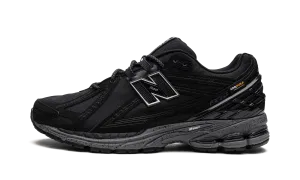 1906R "Cordura Pocket Black" running in snowy weather