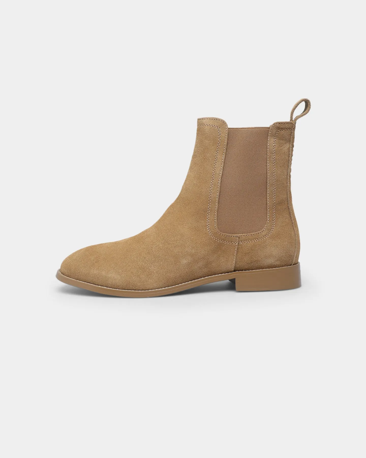 photo shoot Agile Path Saint Morta Nomad Chelsea Boot Camel