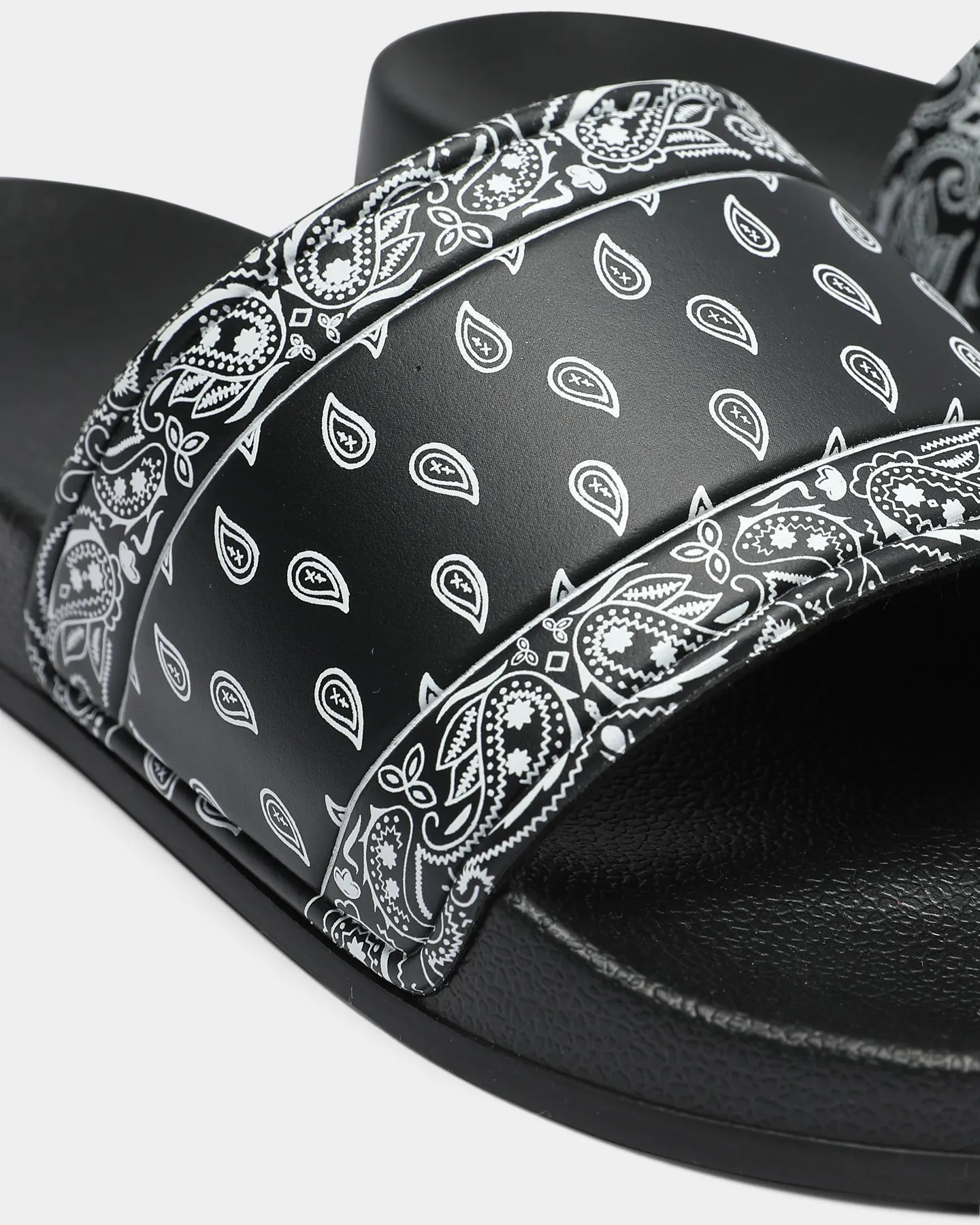 Morning Walk Goat Crew Bandana Slide Black/White