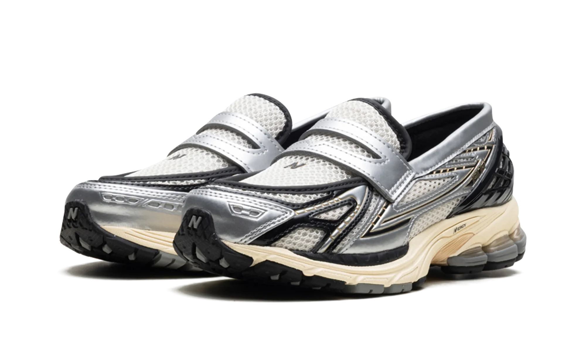 1906L "Silver Metallic Cream" synthetic leather shoe feature
