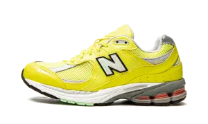 running in a snow - covered area shoes 2002R "Sulphur Yellow"