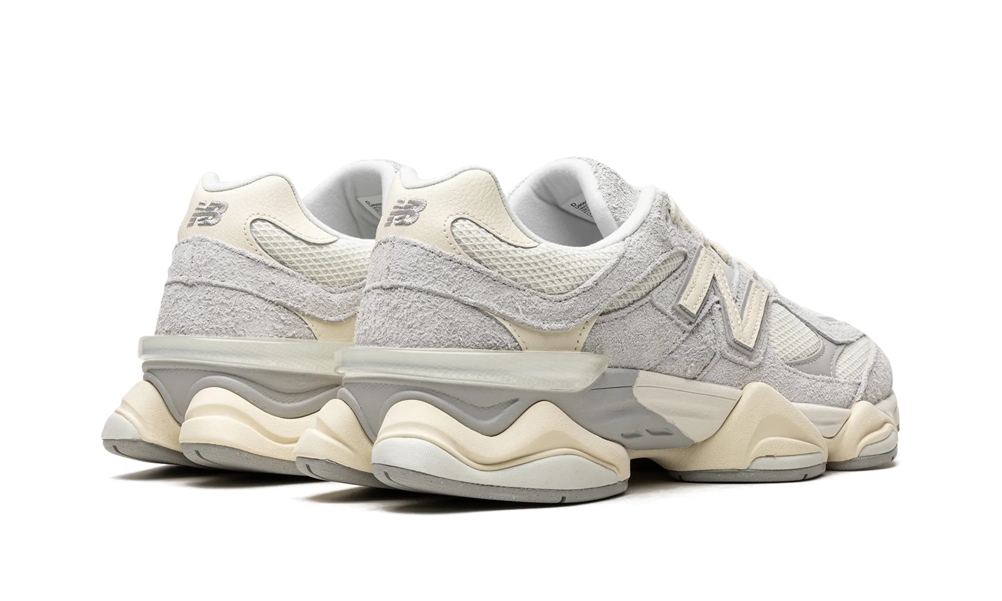 running on a gravel road 9060 "Quartz Grey"