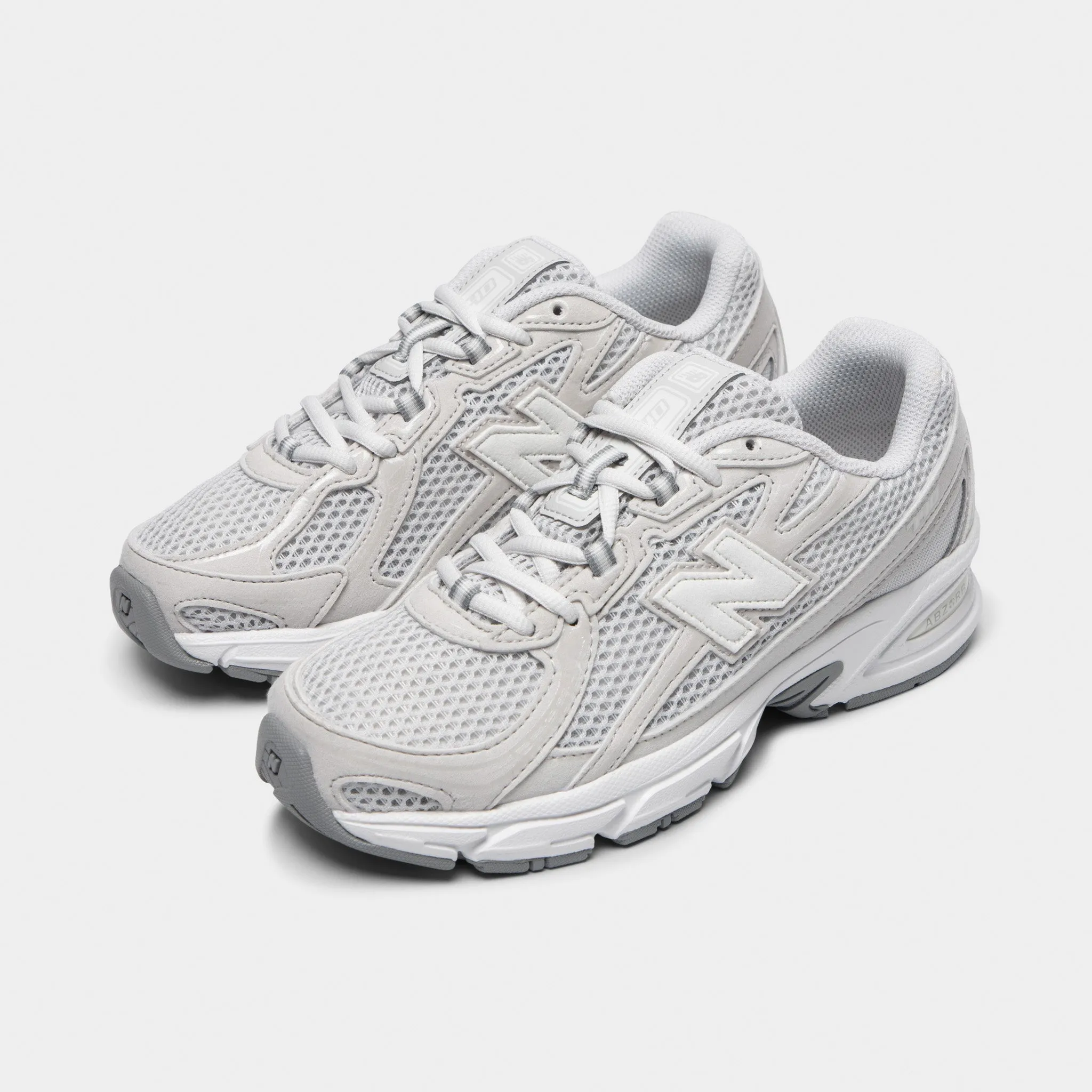 Simple Motion New Balance Juniors' 740 Grey Matter / White
