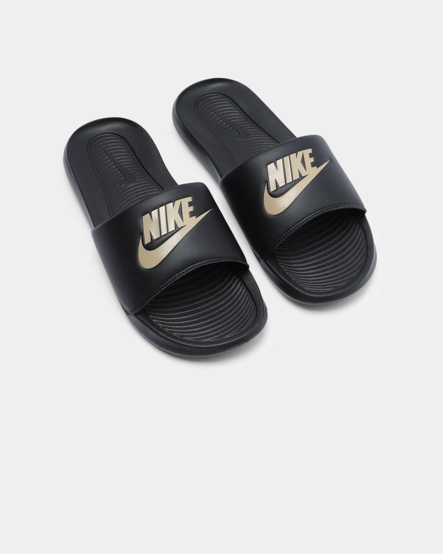 Body Balance Nike Victori One Slide Black/Metallic Gold