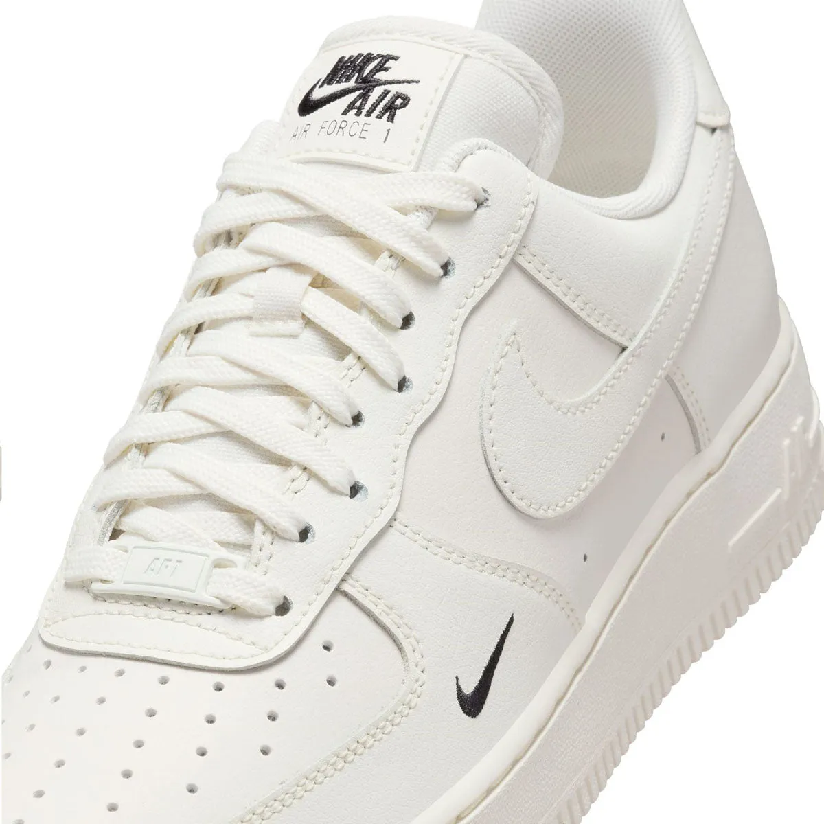 Wmns Air Force 1 '07 ESS 'Sail' combat boots traction - level