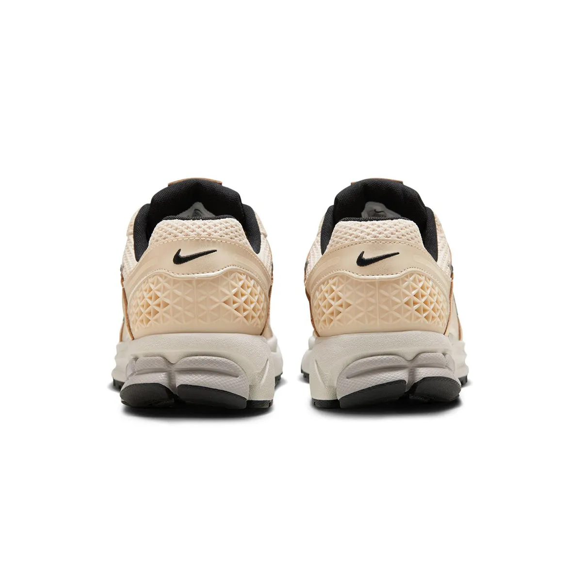 Wmns Zoom Vomero 5 'Pearl White' buckle - up style Alluring
