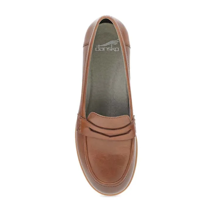 Fashion-Forward Look Canyon Jog Womens Dansko Danica in Tan